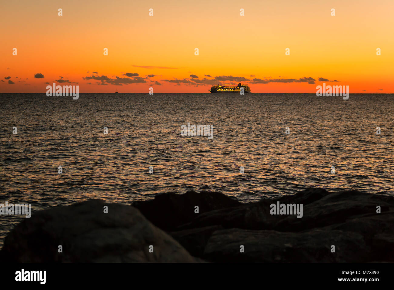 Eine ferne Kreuzfahrt Schiff am Horizont bei Sonnenuntergang/Schiff/Sunset/Meer/Horizont Stockfoto