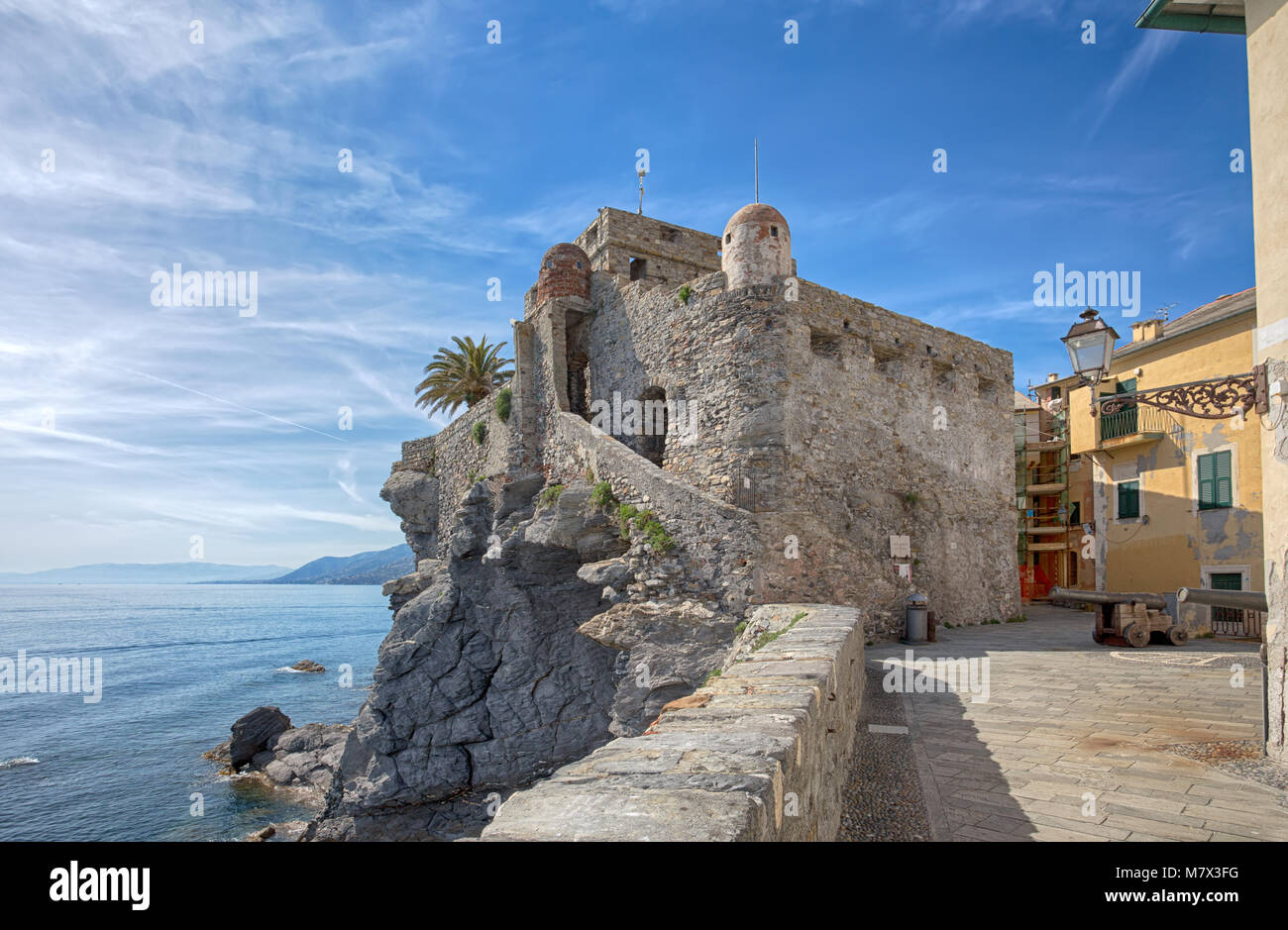 Blick auf den Dragonara Schloss in Camogli, Genua (Genova) Provinz, Ligurien, Italien Stockfoto