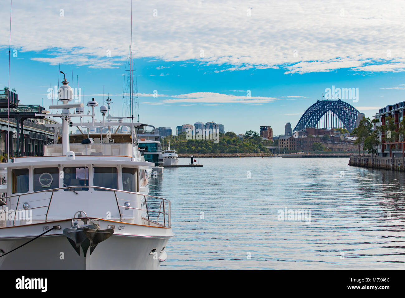 Boote an einem Jachthafen neben Jones Bay Wharf, einer der restaurierten Finger Liegeplätzen in der Nähe der Sydney Harbour Bridge in Australien Stockfoto