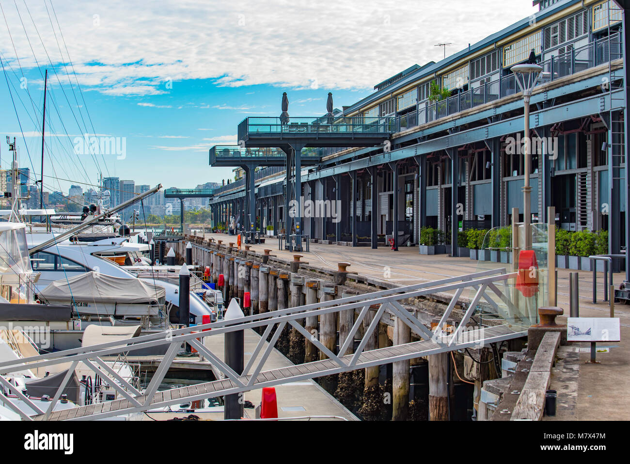 Boote an einem Jachthafen neben Jones Bay Wharf, einer der restaurierten Finger Liegeplätzen in der Nähe der Sydney Harbour Bridge in Australien Stockfoto