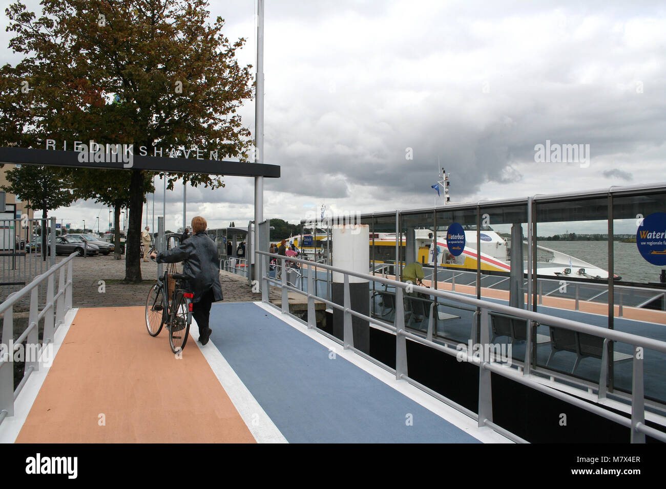 Niederlande, Südholland, Dordrecht, Juni 2016: Station Riedijkshaven für den Wasserbus Stockfoto