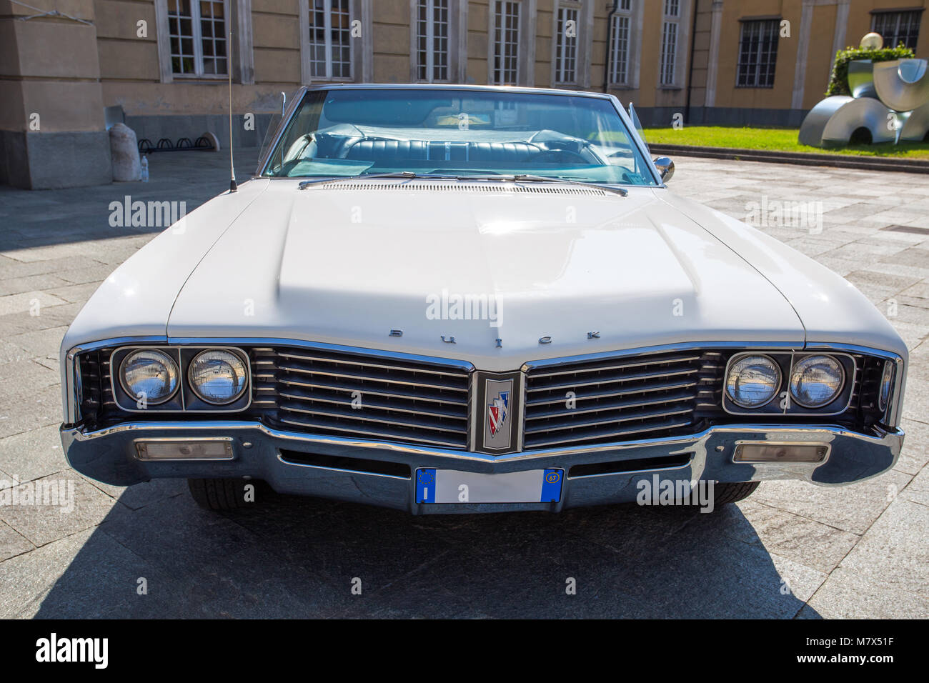 Genua, Italien Juni 3, 2017 - Vordere Teil eines amerikanischen weißes Auto Buick Stockfoto