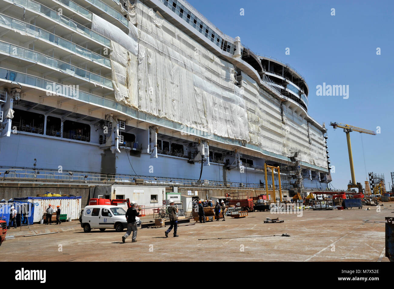 STX Werften in Saint-Nazaire, auf 2015/06/17 Der Bau der riesigen Schiff MS Harmonie der Meere für den amerikanischen Kreuzfahrtgesellschaft Royal Caribbean In Stockfoto