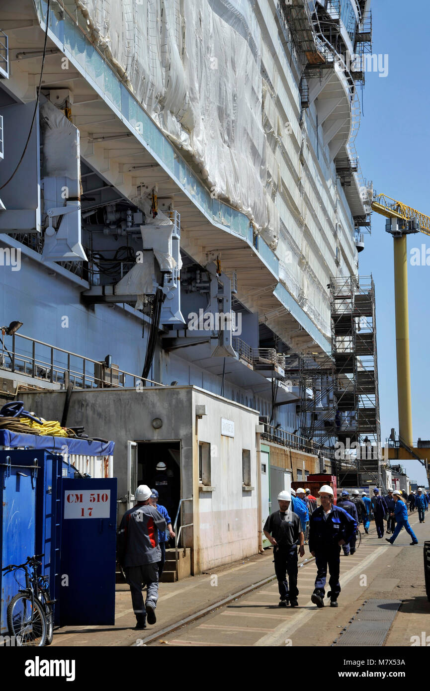 STX Werften in Saint-Nazaire, auf 2015/06/17 Der Bau der riesigen Schiff MS Harmonie der Meere für den amerikanischen Kreuzfahrtgesellschaft Royal Caribbean In Stockfoto