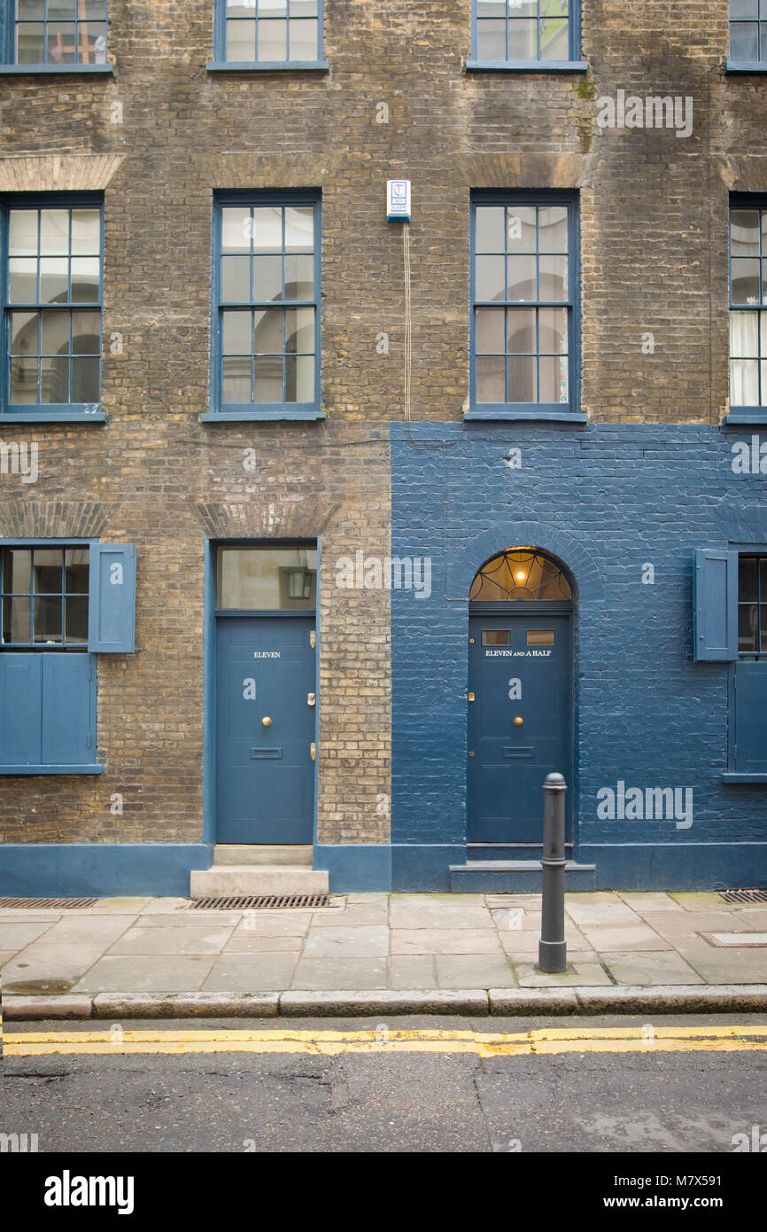 Elf und Elf und eine Hälfte der vorderen Türen auf Fournier Street im easty Ende, London, England, Vereinigtes Königreich Stockfoto
