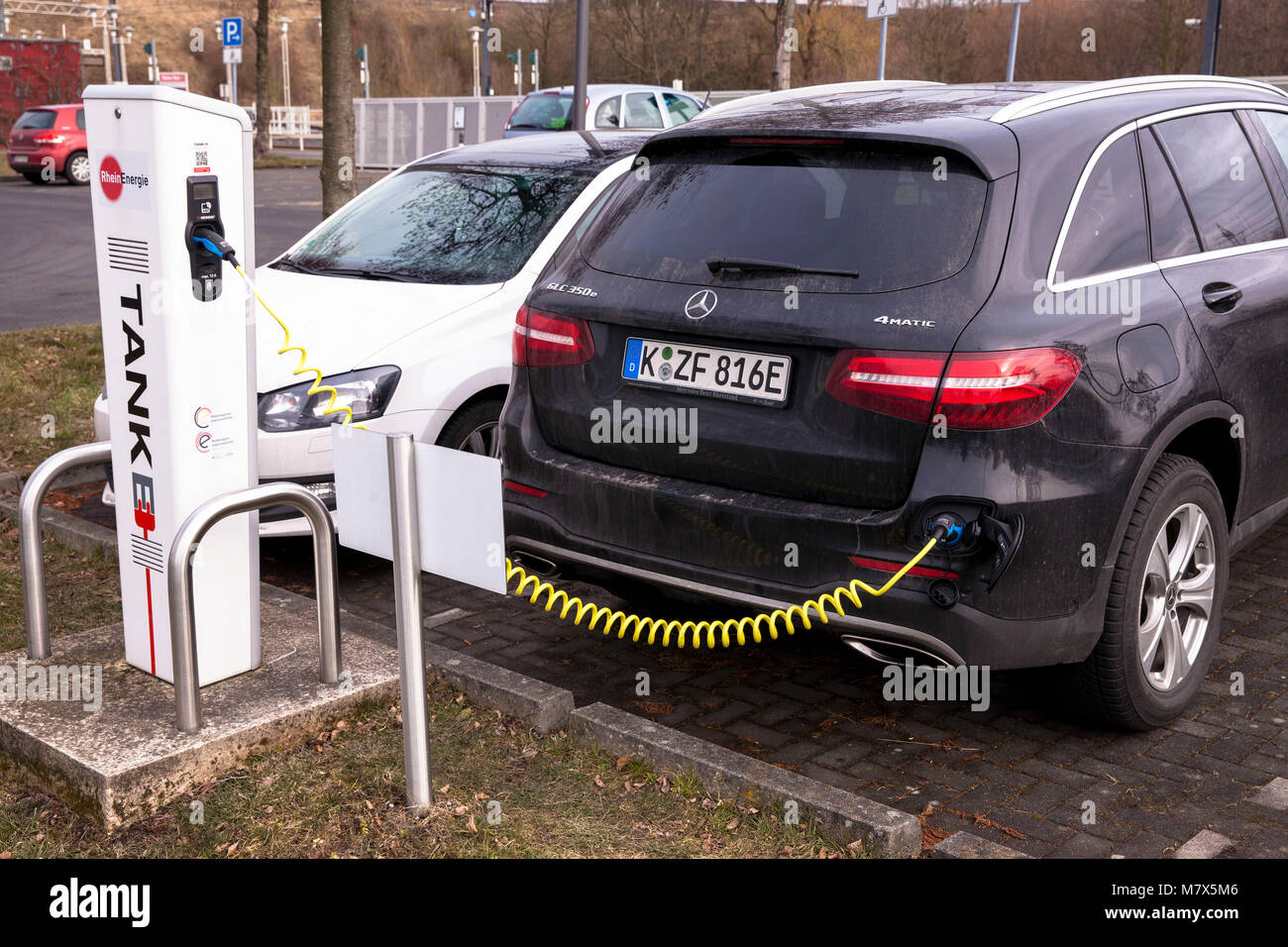 Deutschland, Köln, Mercedes-Benz GLC 350 e an eine Ladestation für Elektroautos im Park und Ride Parkplatz Weiden-West an der Aachener Straße in t Stockfoto