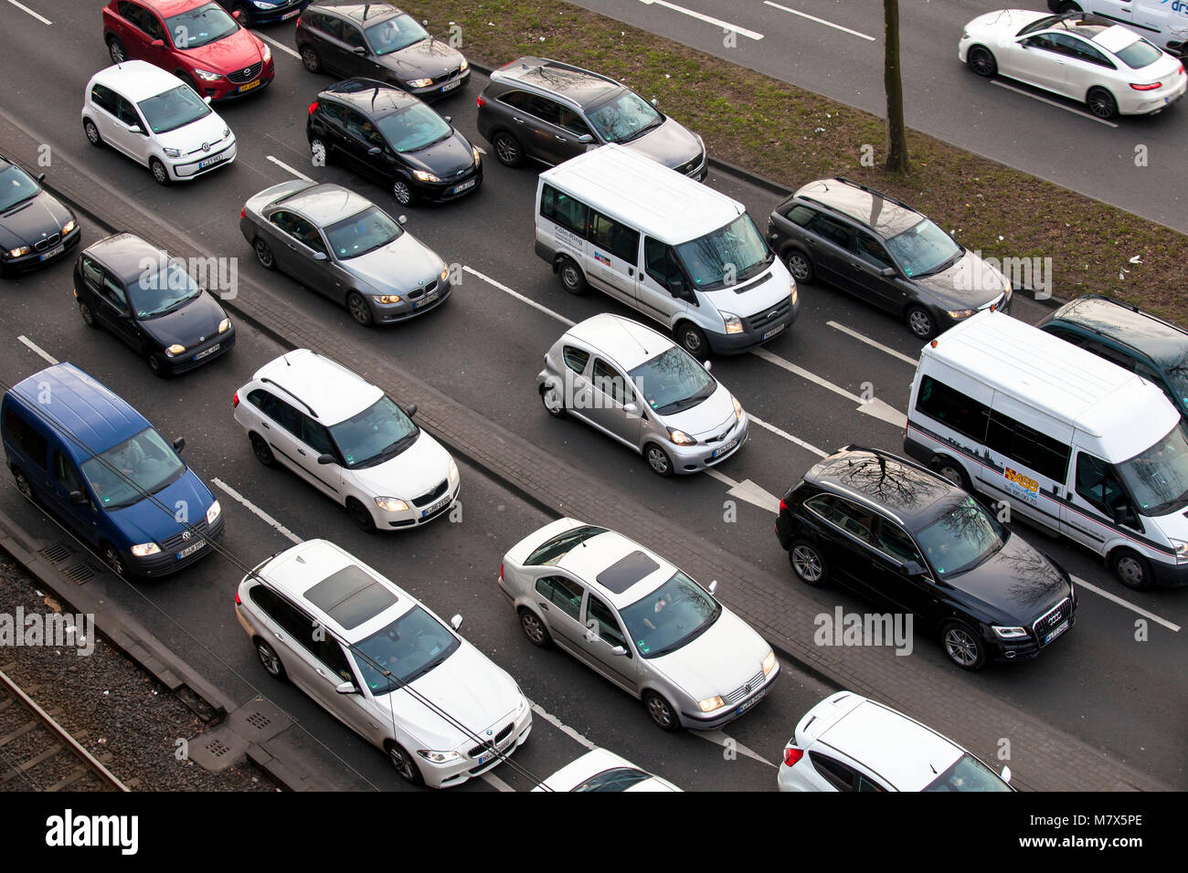 Deutschland, Köln, die Straße Clevischer Ring im Bezirk Mülheim an der Ruhr, die höchsten Gipfel auf stickstoffdioxid Kontamination in Nordrhein-Westfalen, Stockfoto