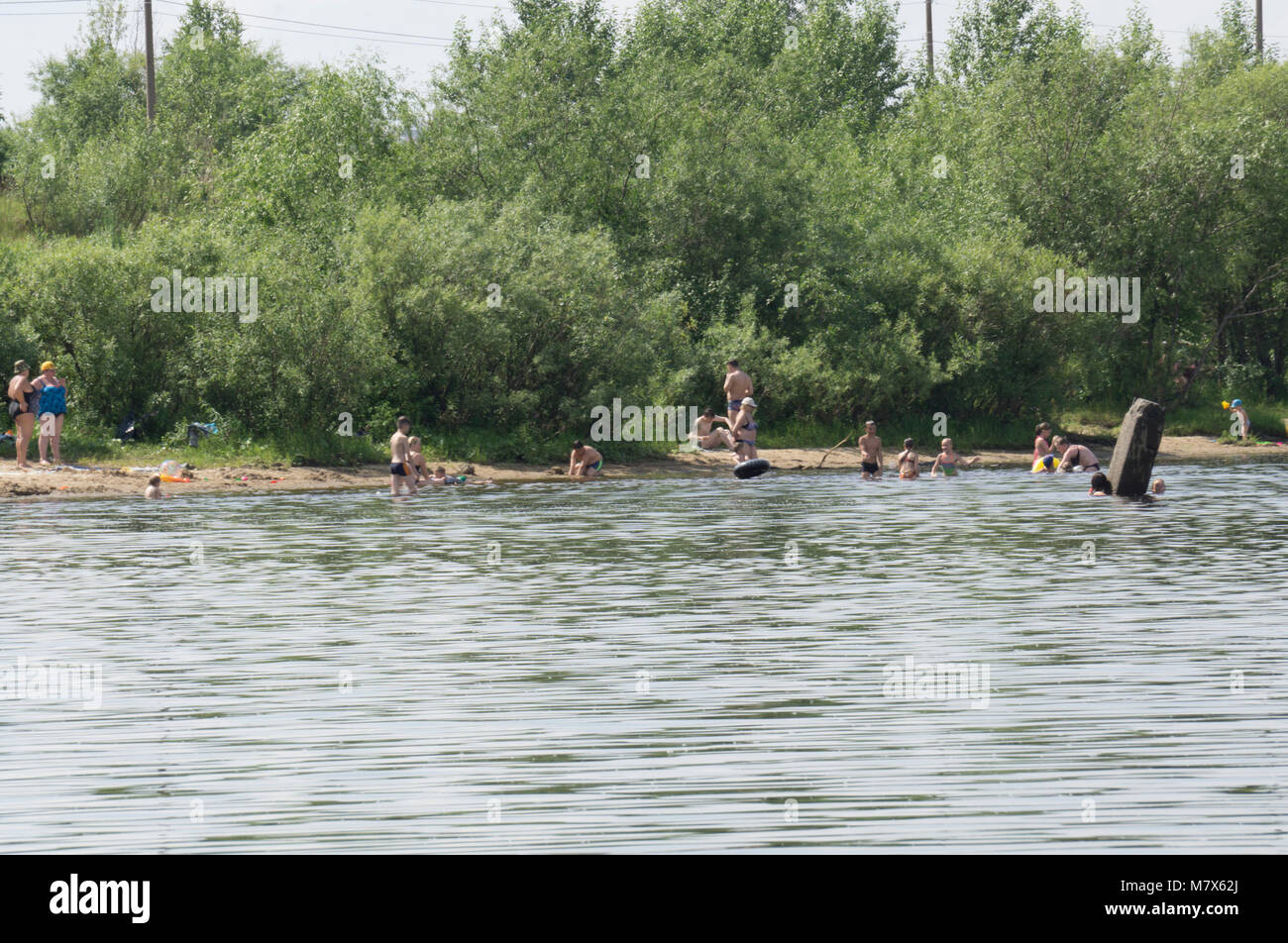 Der Strand mit Liegewiese. Russland Berezniki 21. Juli 2017: Stockfoto