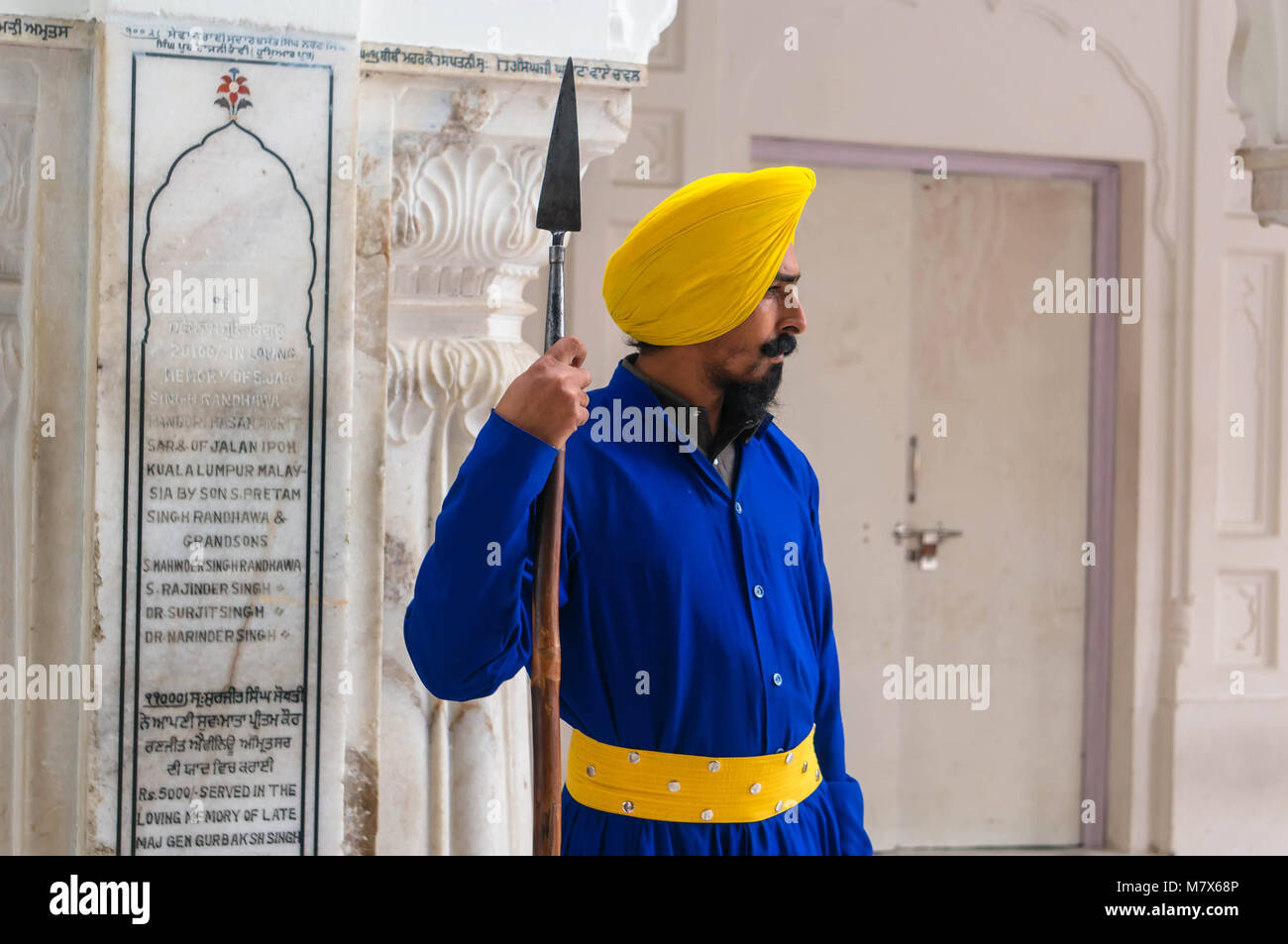 Ein Sikh mit einem Speer - rauhe Indische Krieger bewacht die Goldenen Tempel. Stockfoto