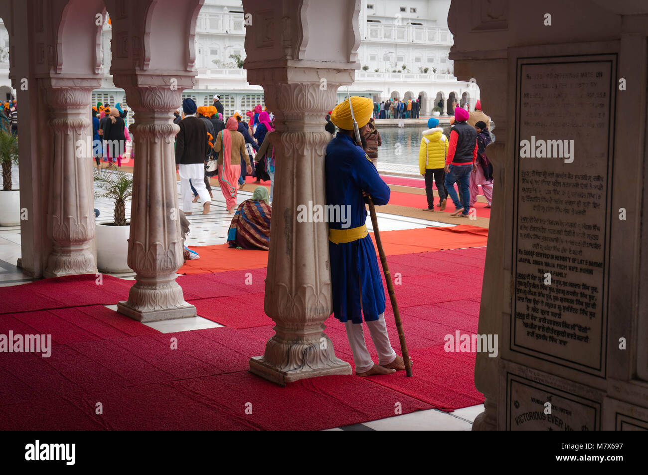 Ein Sikh mit einem Speer - rauhe Indische Krieger bewacht die Goldenen Tempel. Stockfoto
