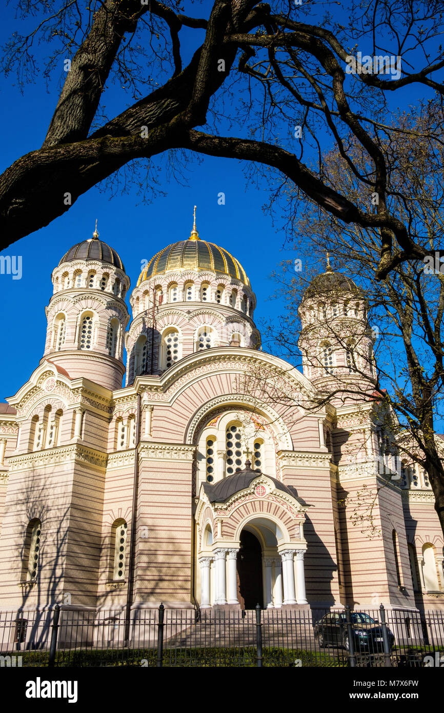 Lettland, Riga. Die Geburt Christi Kathedrale gebaut nach einem Entwurf von Nikolai Chagin im neobyzantinischen Stil zwischen 1876 und 1883. Stockfoto