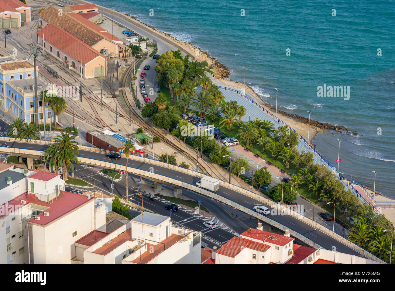Luftaufnahme von Straße und Schiene Verkehrsverbindungen in die Stadt Alicante, Spanien. Stockfoto