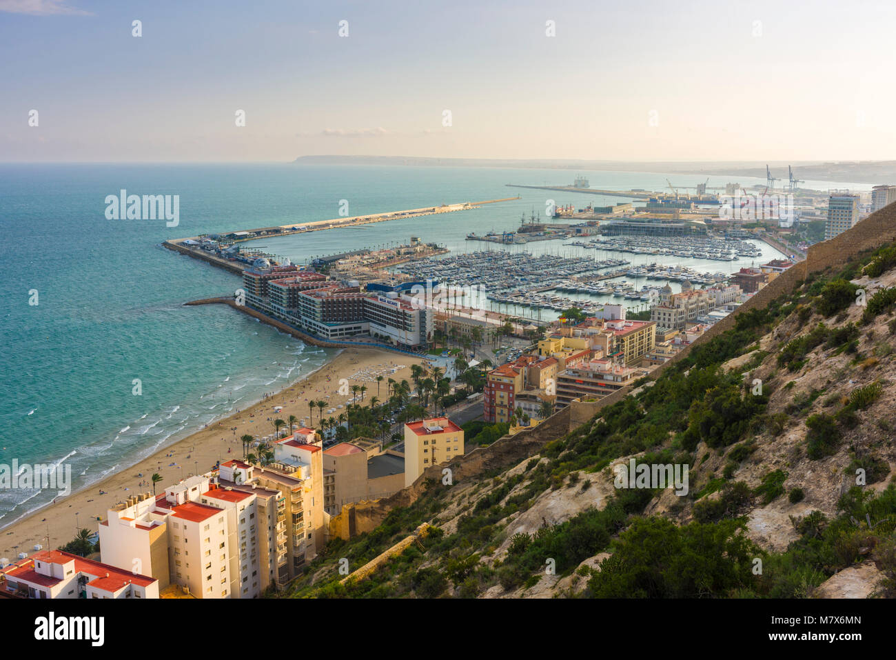 Luftaufnahme von Alicante Hafen von Santa Barbara Burg auf dem Berg Benacantil, Spanien. Stockfoto