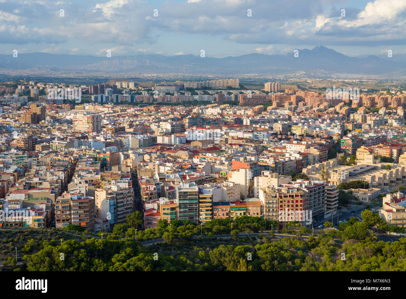 Luftaufnahme über Alicante Stadt von Santa Barbara Burg auf dem Berg Benacantil, Spanien. Stockfoto