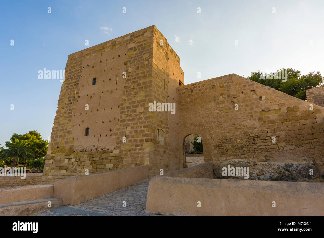 Die Burg Santa Barbara auf dem Berg Benacantil in die Stadt Alicante, Spanien. Stockfoto