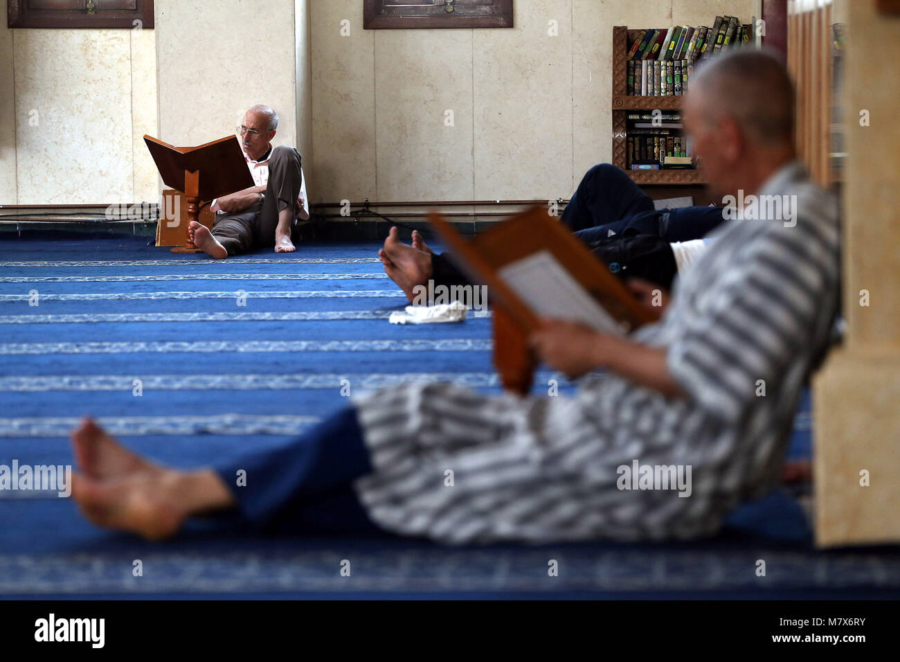 Algerien, Boufarik: algerischen Muslime lesen den Koran in einer Moschee in Boufarik, am zehnten Tag des Ramadan Stockfoto