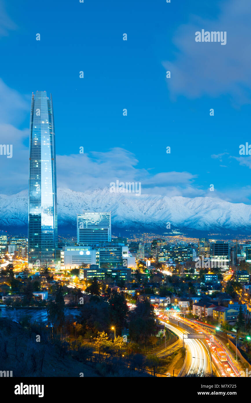 Skyline von Financial District in Providencia mit Los Andes Berge im Rücken, Santiago de Chile Stockfoto