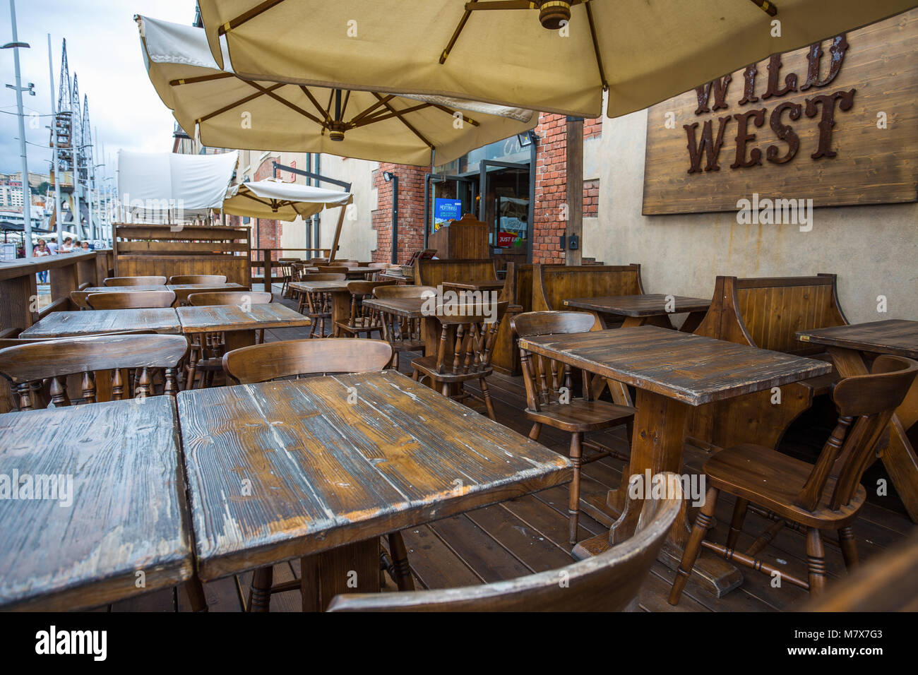Genua (Genova), Italien, 23. Juni 2017 - "alten Wilden Westen' Restaurant,  leer, alten Hafen in Genua, Italien Stockfotografie - Alamy