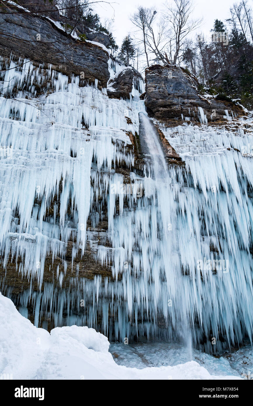 Wenn die Temperaturen erhalten unten Einfrieren für ein paar dazys, der Wasserfall Pericnik in eisigen Wunderland verwandelt Stockfoto