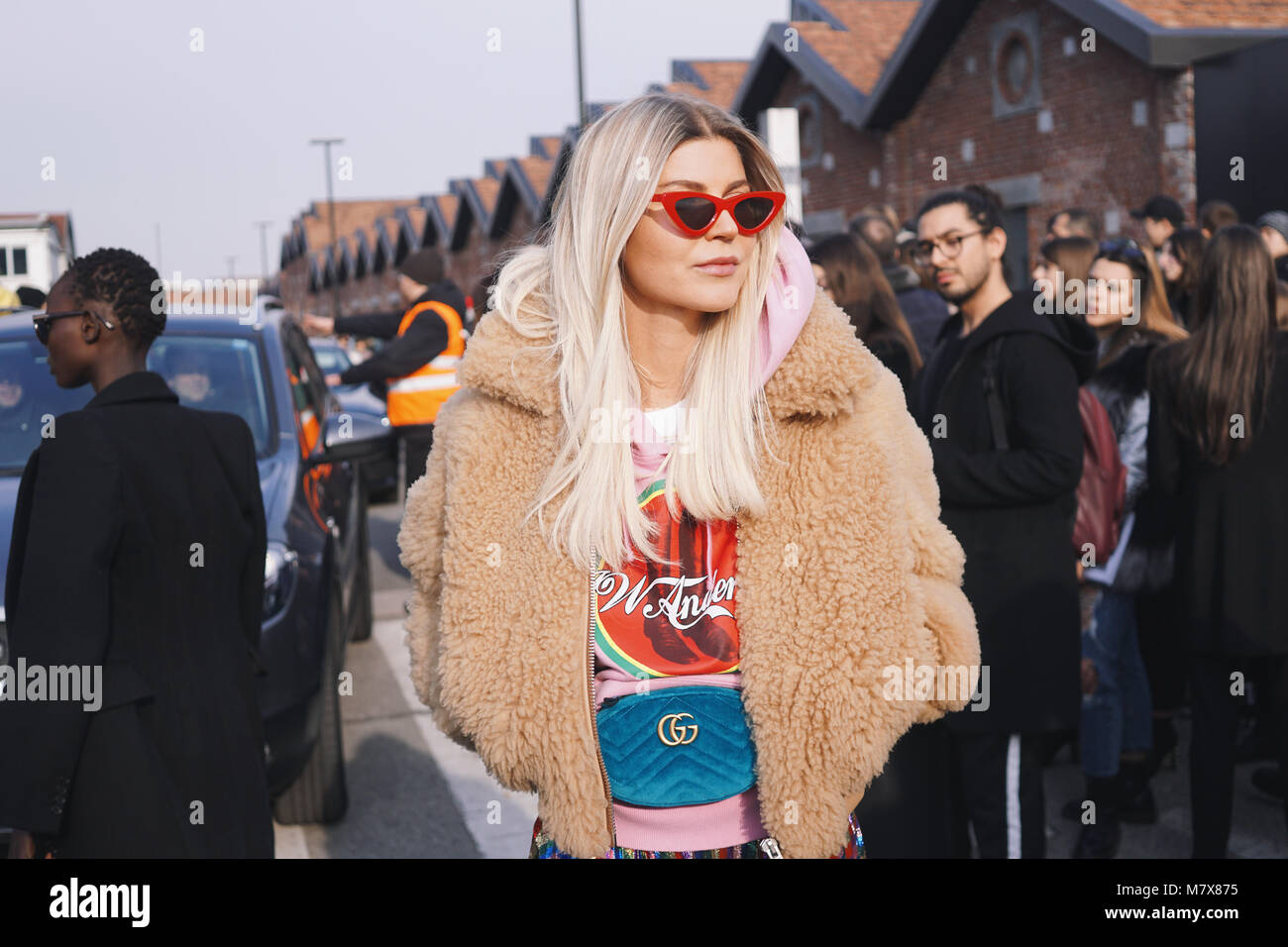 Mailand, Italien - 21. Februar 2018: Modische Mädchen nach Gucci fashion show posiert in Mailand auf der Modewoche - street style Konzept Stockfoto