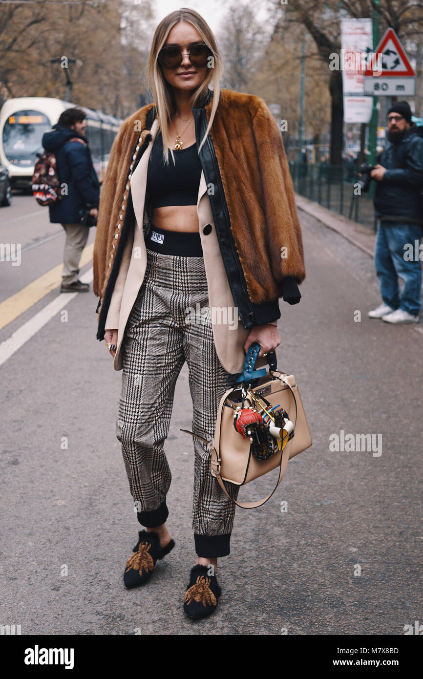 Mailand, Italien - 22. Februar 2018: Modische Mädchen, Fendi Bekleidung nach Fendi fashion show in Mailand auf der Modewoche posing - street style Co Stockfoto