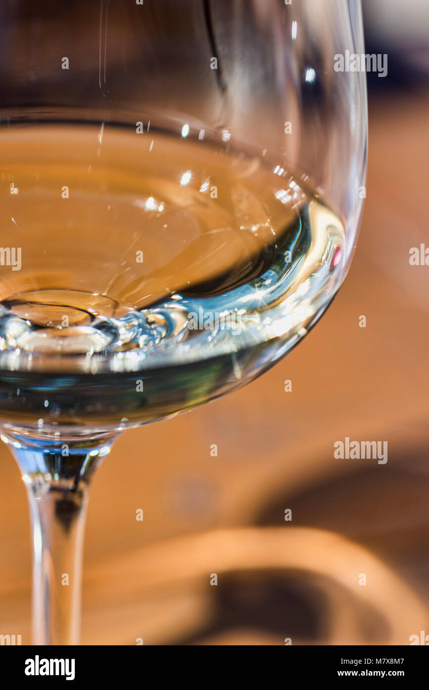 Glas weiß Wein schließen sich Stockfoto