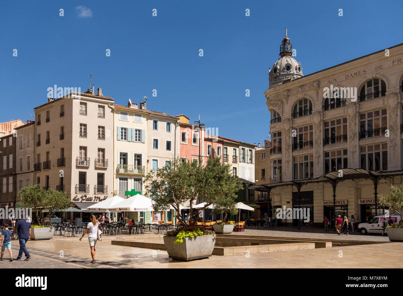 Blick auf den Place de l'Hotel de Ville (Rathausplatz), Narbonne, Royal, Frankreich Stockfoto