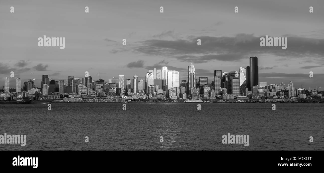 Blick auf die Skyline von Seattle über Elliott Bay. Stockfoto