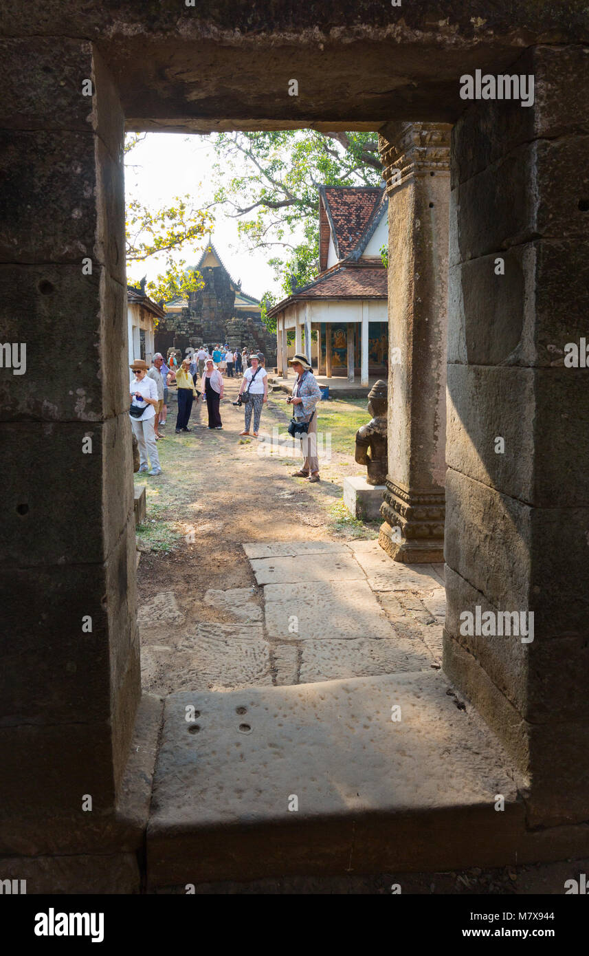 Kambodscha Tourismus - Touristen in Wat Nokor alte hinduistische Tempel, Kampong Cham, Kambodscha Asien Stockfoto