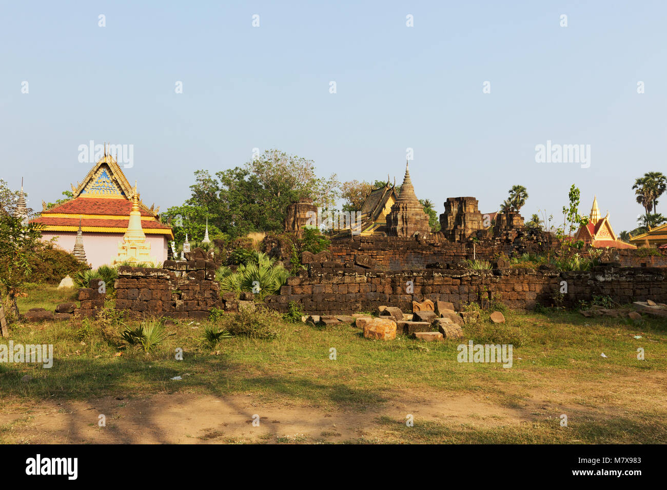 Nokor, aka Bachey Tempel Wat Nokor oder Banteay Prey Nokor, ein hinduistischer Tempel, aus dem 11. Jahrhundert mit modernen buddhistischen Tempel, Kampong Cham, Kambodscha Asien Stockfoto