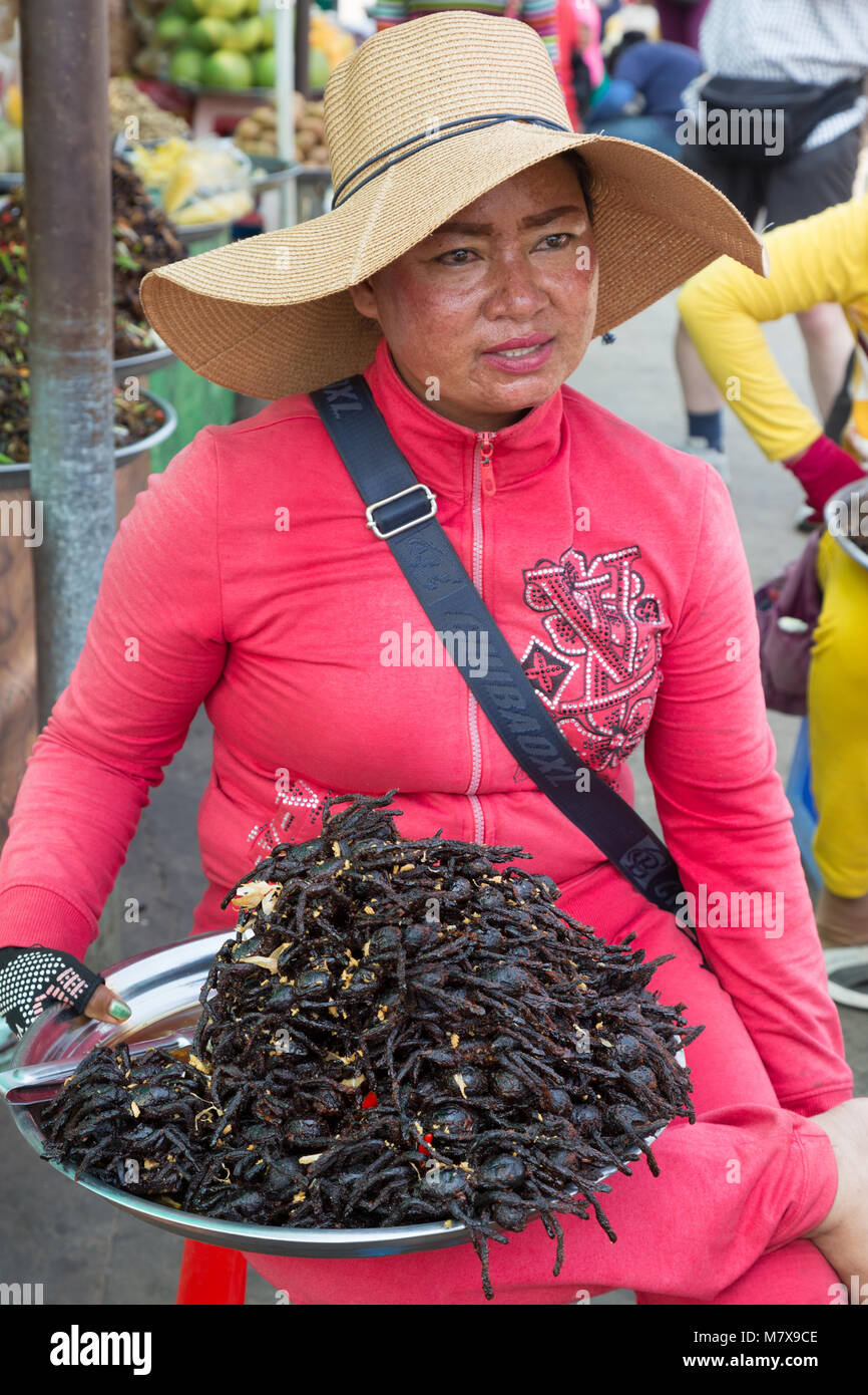 Standbesitzer Verkauf fried Vogelspinnen für Lebensmittel, Skuon spider Markt oder Insekt Markt, Skuon, Kambodscha Asien Stockfoto