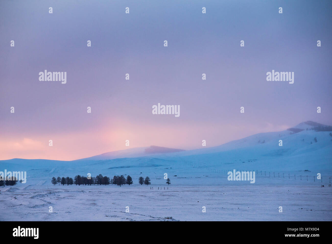 Sonnenuntergang in einer verschneiten Norden Mongolische Landschaft Stockfoto