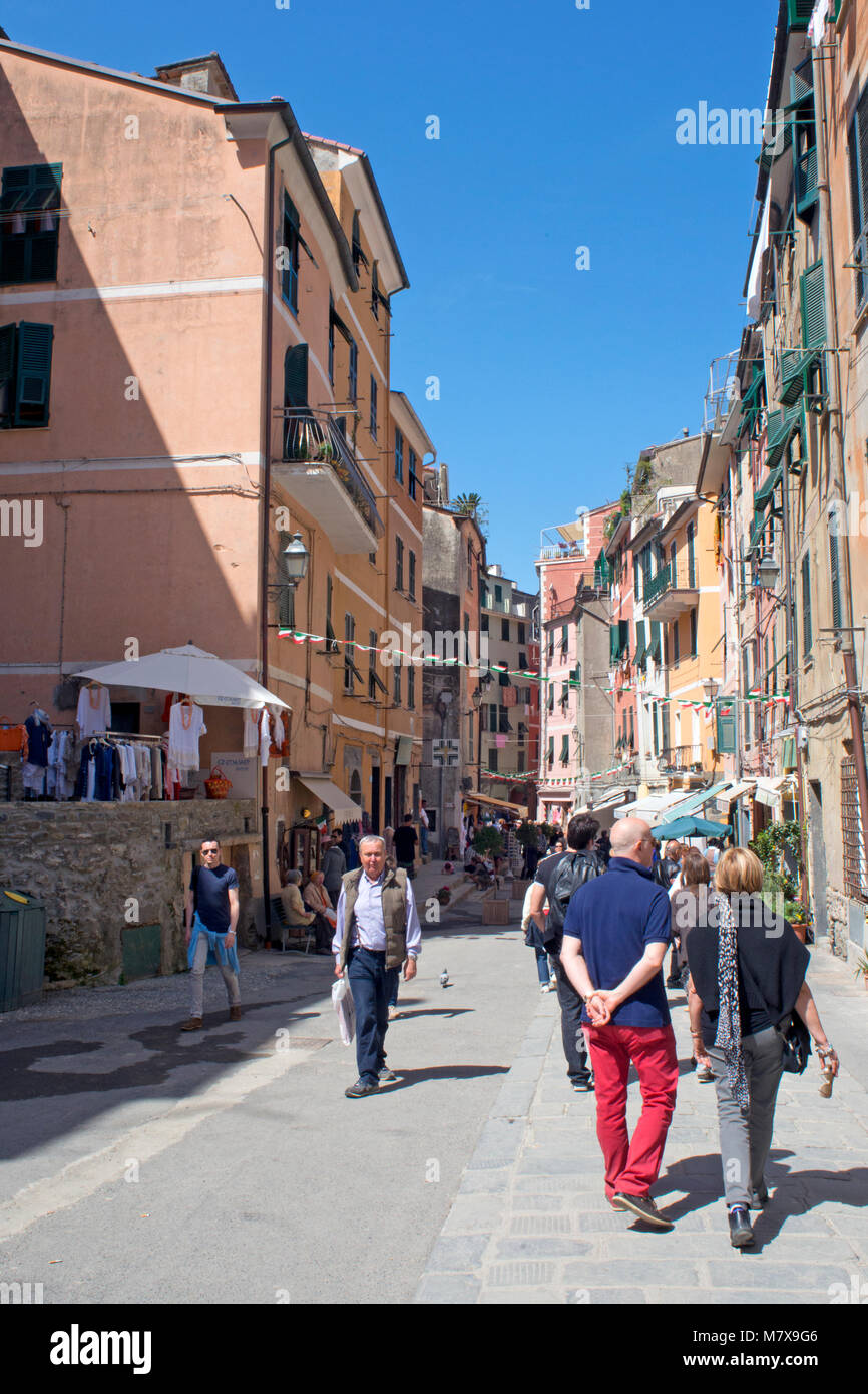Belebten Straße mit Touristen in Vernazza, Cinque Terre, Ligurien, Italien Stockfoto