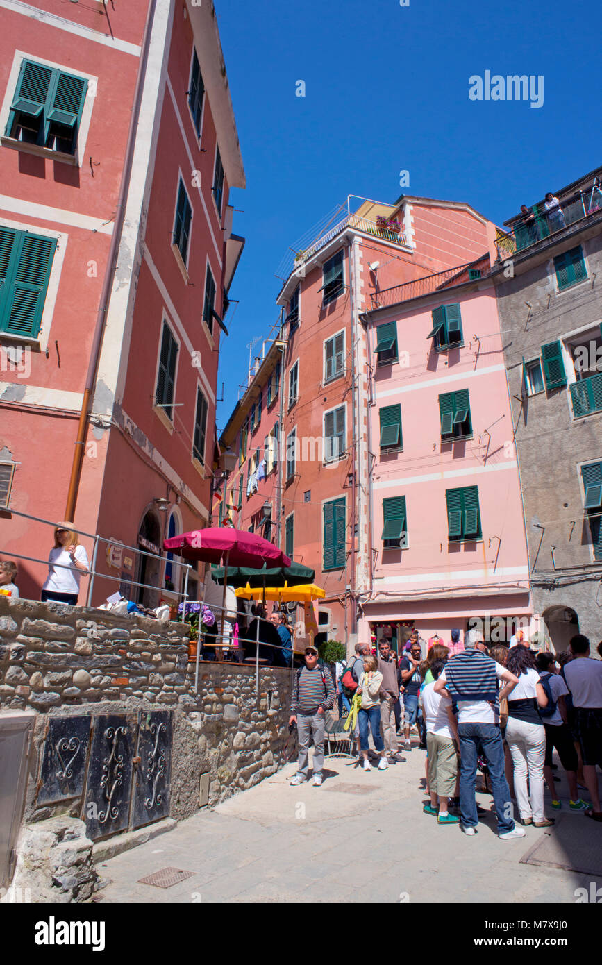 Belebten Straße mit Touristen in Vernazza, Cinque Terre, Ligurien, Italien Stockfoto