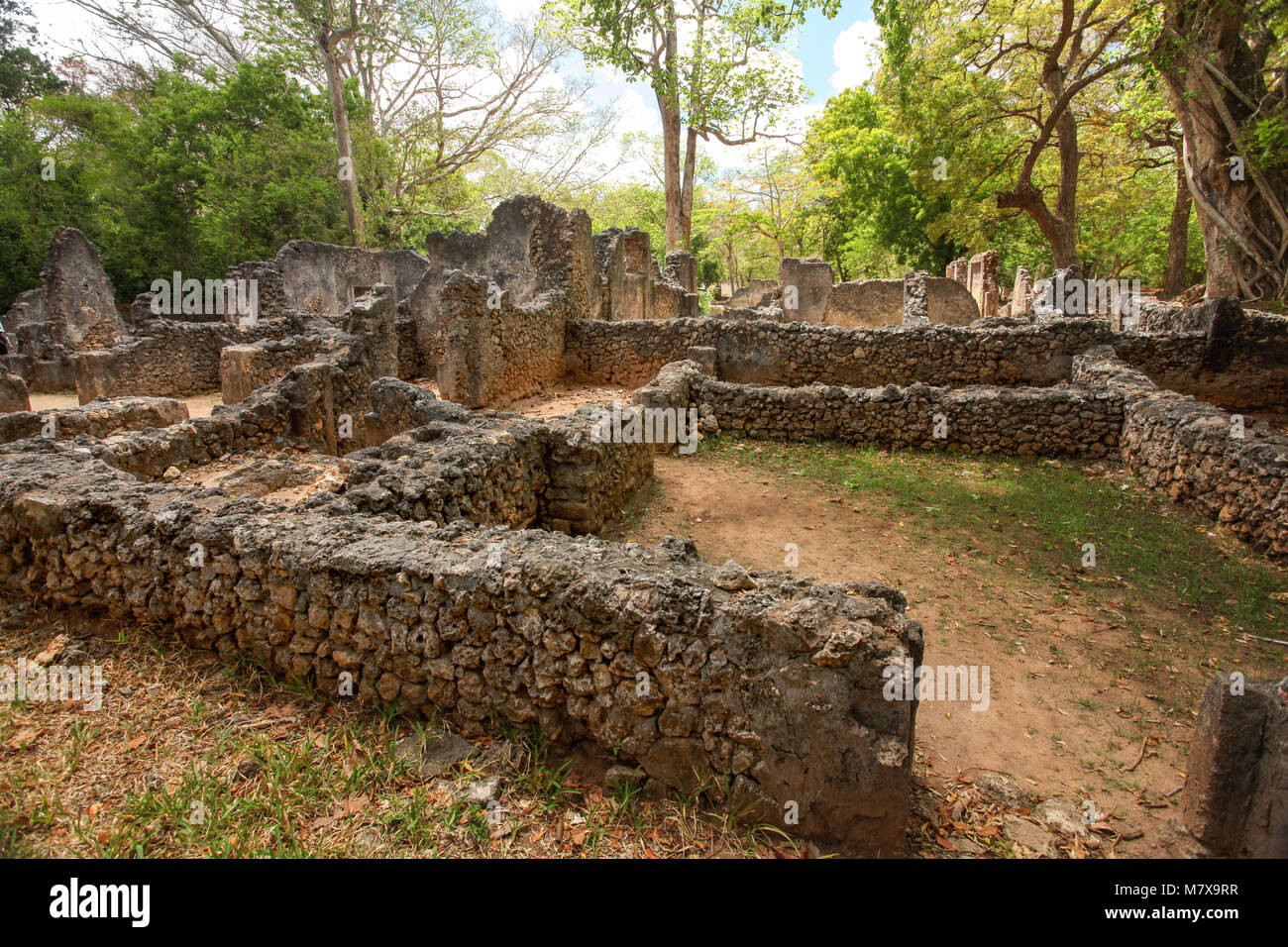 Die Ruinen der alten afrikanischen Stadt Gede (GEDI) in Watamu, Kenia mit Bäumen und Himmel im Hintergrund. Stockfoto