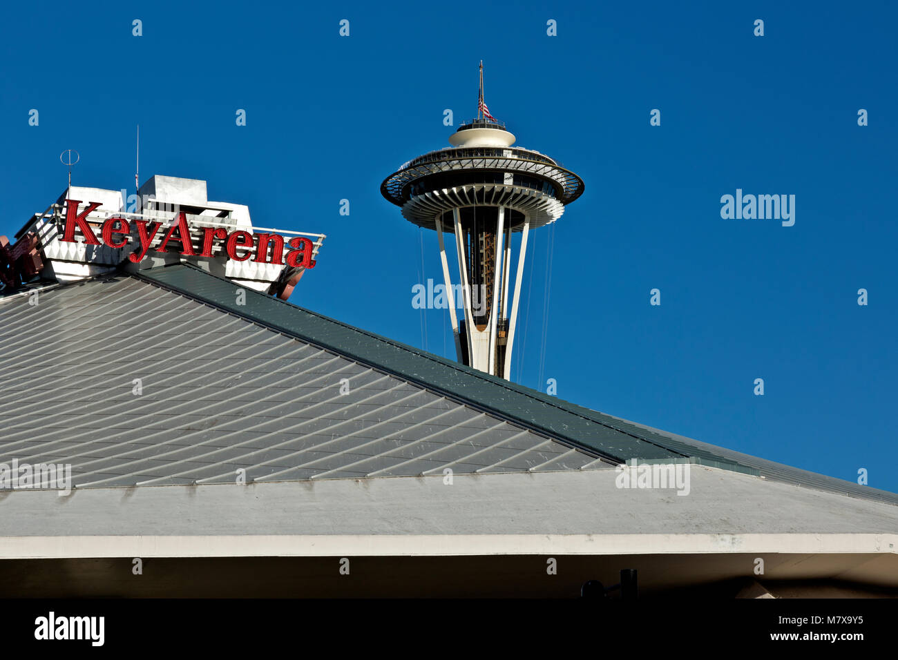 WA13811-00...WASHINGTON - die Space Needle, die sich über der Key Arena im Seattle Center erhebt, heute umgestaltet und 2017 Climate Pledge Arena genannt Stockfoto