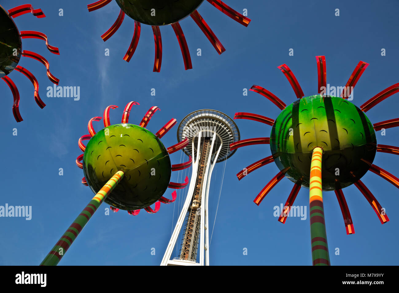 WA13815-00...WASHINGTON - Sonic Bloom Skulpturen zwischen der Space Needle und dem Pacific Science Center im Seattle Center. 2017 Stockfoto