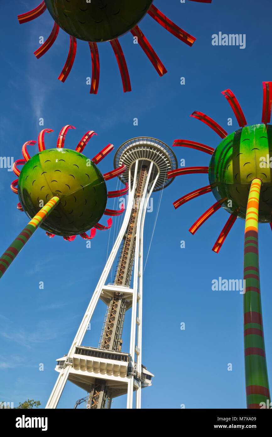 WA13816-00...WASHINGTON - Sonic Bloom Skulpturen zwischen der Space Needle und dem Pacific Science Center im Seattle Center. 2017 Stockfoto