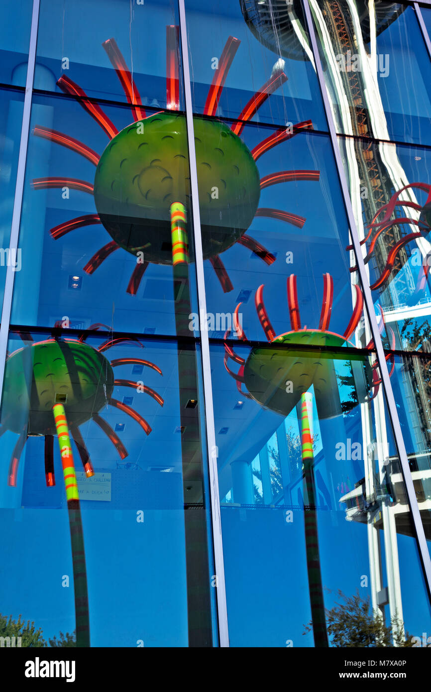 WA13817-00...WASHINGTON - Sonic Bloom Sculptures and the Space Needle. 2017 Stockfoto