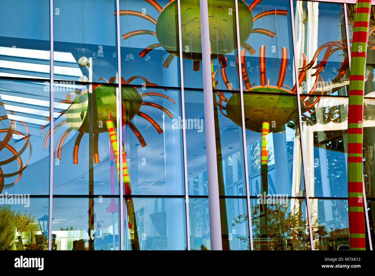WA13818-00...WASHINGTON - Sonic Bloom Skulptur und die Space Needle reflektiert im Glas des Pacific Science Center im Seattle Center 2017 Stockfoto