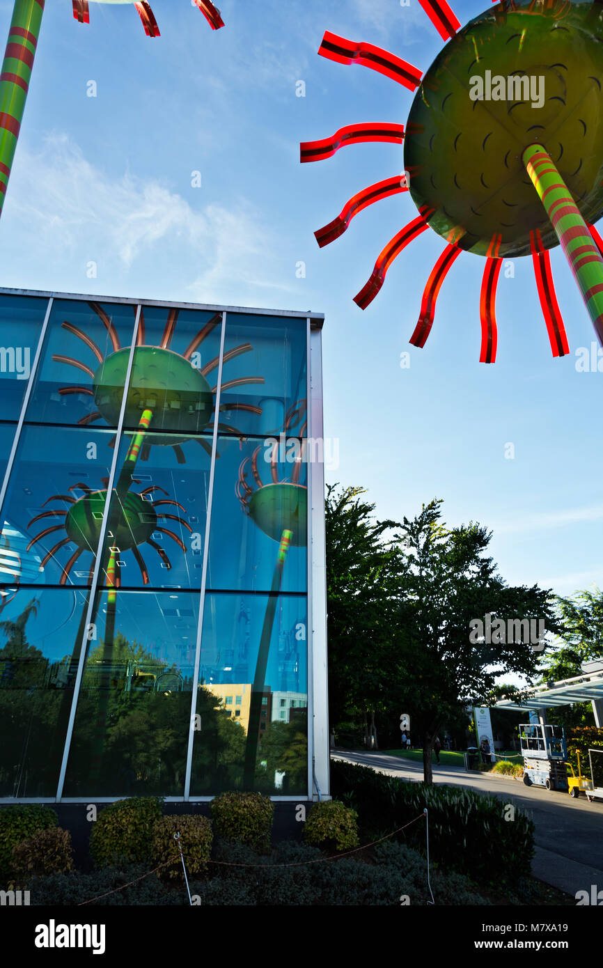 WA13820-00...WASHINGTON - Sonic Bloom Skulptur spiegelt sich in der Glaswand des Pacific Science Center im Seattle Center.2017 Stockfoto