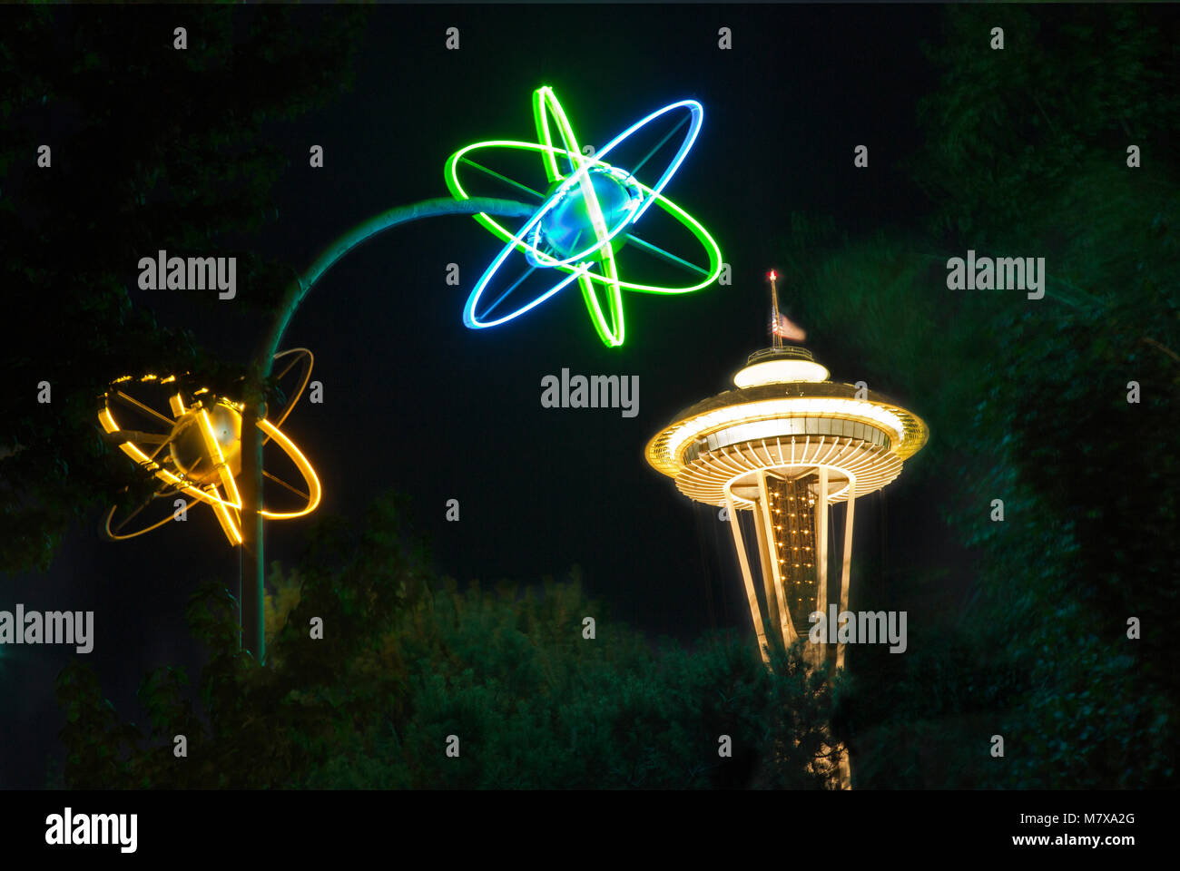 WA 13825-00 ... WASHINGTON - Nachts im Seattle Center in der Innenstadt von Seattle. Stockfoto