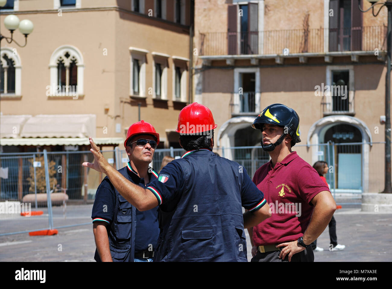 Feuerwehrmänner plan für die Sicherheit von Gebäuden nach dem Erdbeben von L'Aquila, Italien beschädigt. © Antonio Ciufo Stockfoto