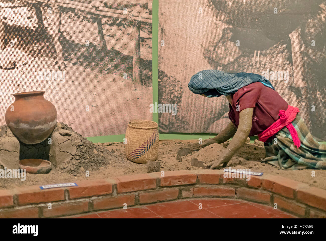 San Juan GuelavÃ-a, Oaxaca, Mexiko - eine Ausstellung in der Gemeinschaft Museum zeigt eine Frau sammeln Boden, aus dem Salz extrahiert werden. Dies war der s Stockfoto