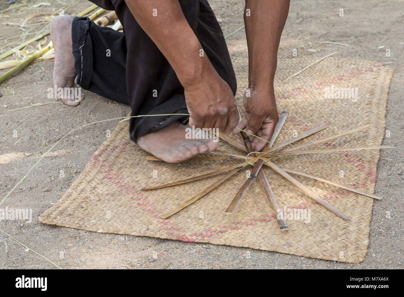 San Juan Guelavía, Oaxaca, Mexiko - Benito José Martínez macht Körbe aus carrizo, ein Bambus-fluss Reed. Stockfoto