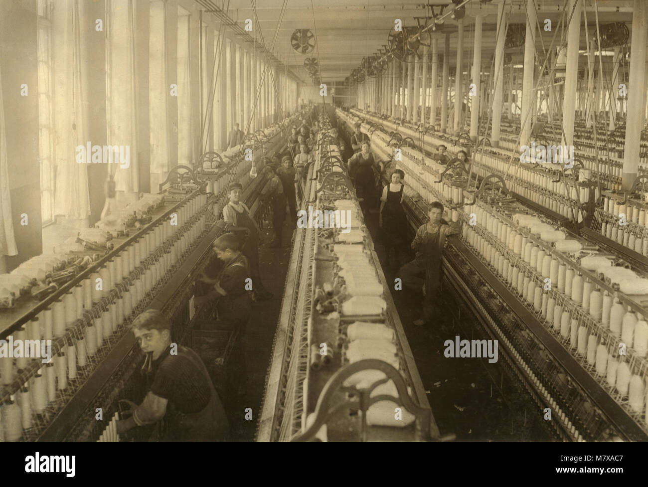 Junge Arbeitnehmer in Spinningraum, Cornell Mühle, Fall River, Massachusetts, Lewis Hine für nationale Kinderarbeit Ausschuss, Januar 1912 Stockfoto