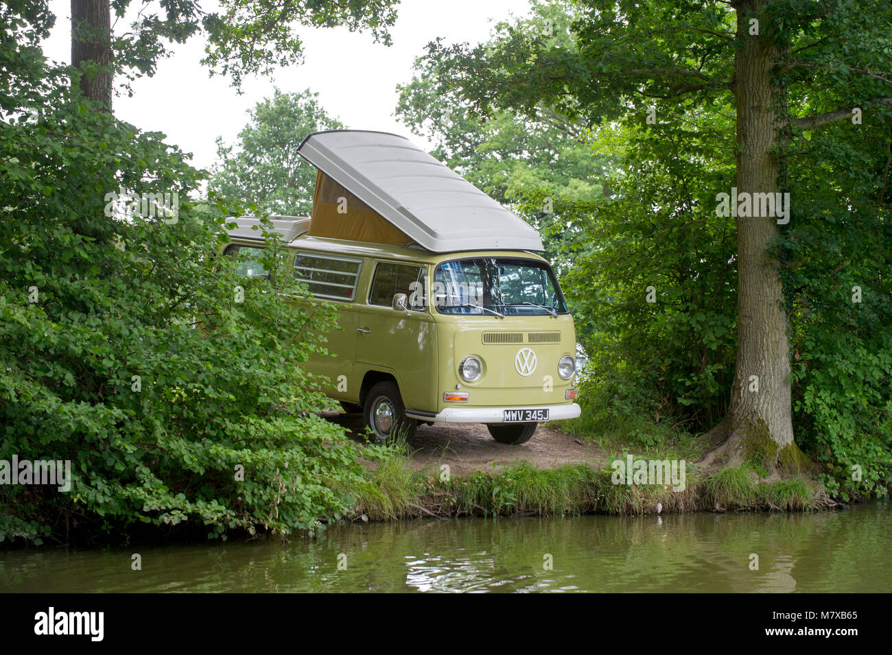 1972 Volkswagen Erker Camper mit Pop-top Stockfoto