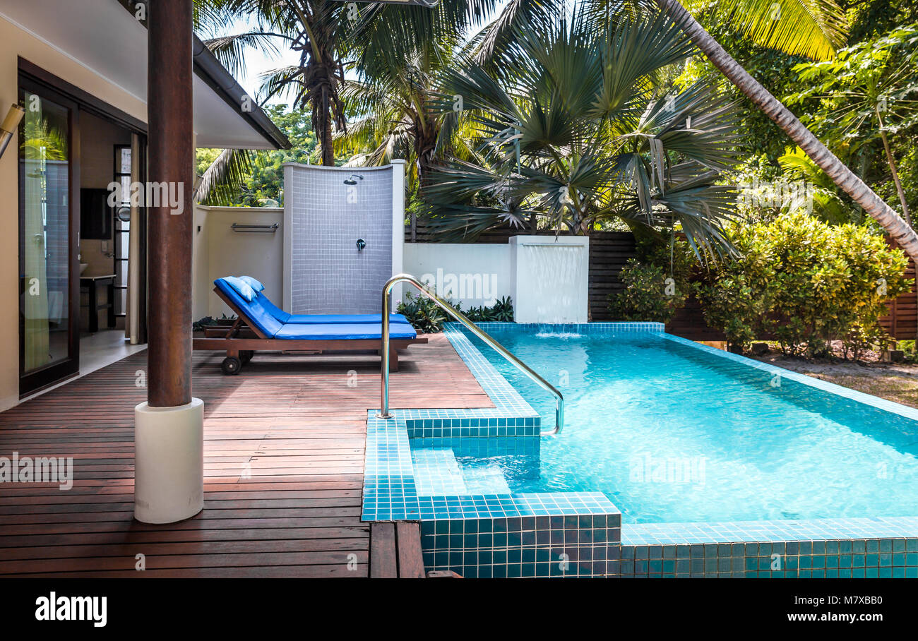 Private Terrasse und Schwimmbad von Luxuriöse Villa Stockfoto