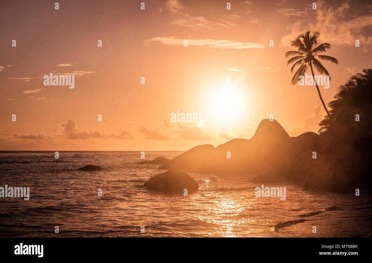 Erstaunlich Sonnenaufgang auf Silhouette Island, Seychellen Stockfoto