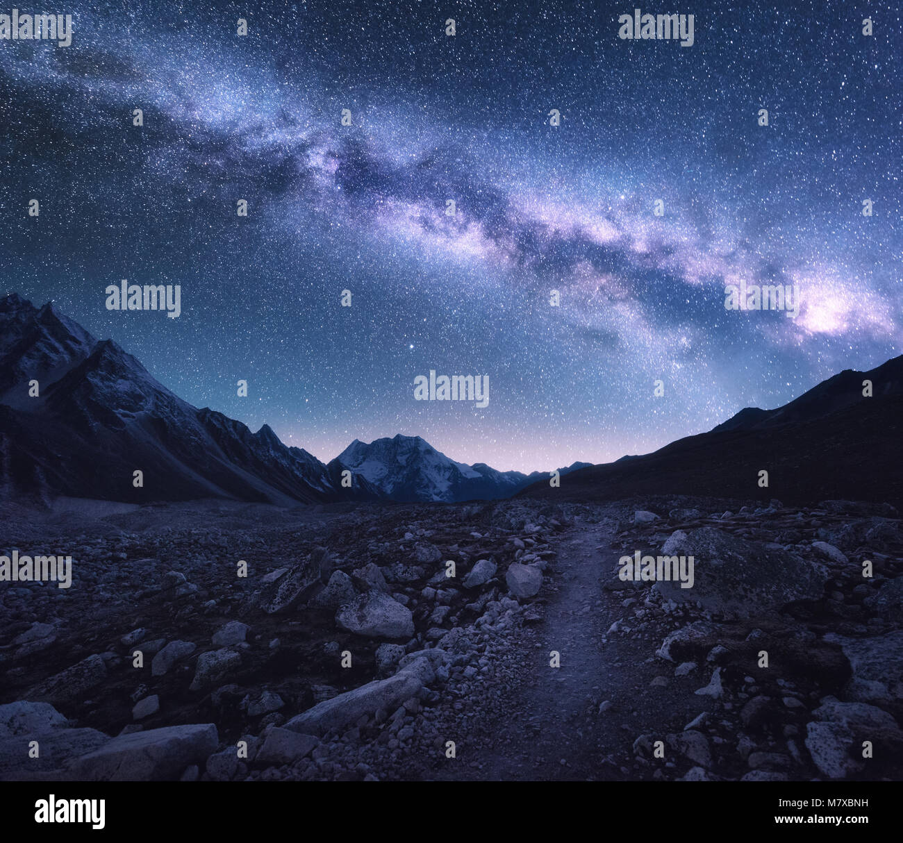 Platz. Milchstraße und die Berge. Fantastische Aussicht mit den Bergen und Sternenhimmel in der Nacht in Nepal. Durch die Berge und Himmel mit Sternen Trail. Hima Stockfoto